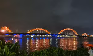 Cầu Rồng chuyển màu cam hưởng ứng chiến dịnh chống bạo lực với phụ nữ, trẻ em