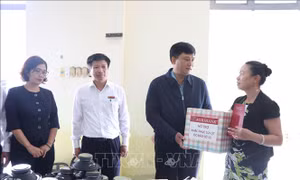 Agribank kịp thời hỗ trợ khách hàng thành phố Huế bị thiệt hại do lũ lớn