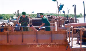 Bắt giữ hai xà lan khai thác trái phép khoảng 1.000 m3 cát trên biển Cần Giờ