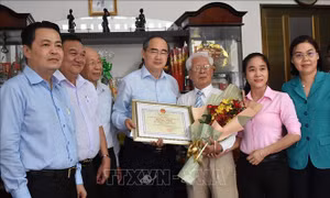 Bí thư Thành ủy TP Hồ Chí Minh thăm, chúc thọ người cao tuổi tiêu biểu