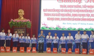 Trao tặng học bổng, tiếp sức cho học sinh, sinh viên có hoàn cảnh khó khăn
