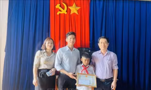 Khen thưởng học sinh lớp 4 dũng cảm cứu người bị đuối nước