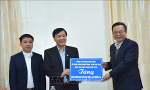 Phó Chủ tịch Quốc hội Phùng Quốc Hiển thăm, tặng quà tại huyện Lục Yên, Yên Bái