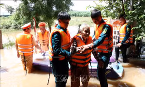 Ấm áp tình người trong mưa lũ