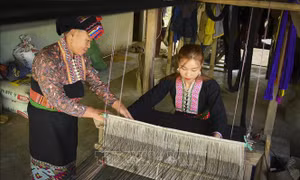 Lưu giữ nghề dệt thổ cẩm của đồng bào Lào ở Điện Biên
