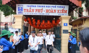 Kỳ thi tốt nghiệp THPT năm 2026: Thí sinh bước vào buổi thi cuối, làm bài thi 2 môn tự chọn