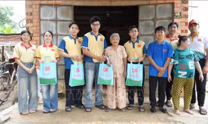 Chăm lo Tết cho người nghèo khu vực biên giới Tây Ninh