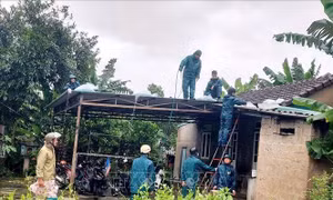 Quảng Trị ghi nhận 6 nhà bị tốc mái, nhiều khu vực bị chia cắt do ảnh hưởng bão số 10