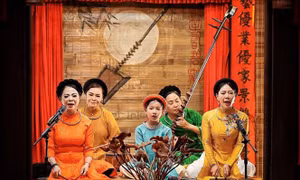 Người trẻ tìm về tiếng phách ca trù ở Bích Câu Đạo Quán 