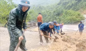 Tập trung khắc phục các tuyến giao thông bị sạt lở do bão Noru