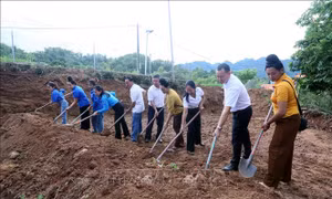 Khởi công xây dựng nhà vệ sinh cho các điểm trường vùng cao khó khăn