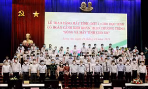 Long An: Tặng máy tính bảng cho 227 học sinh có hoàn cảnh khó khăn