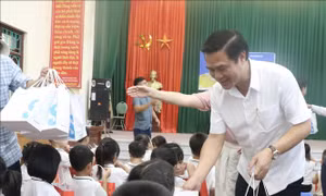 Trung thu ấm áp, sẻ chia cho thiếu nhi vùng lũ