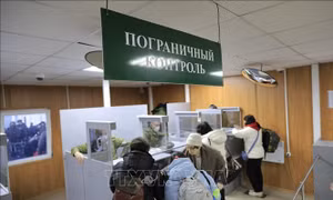 Đón 14 công dân Việt Nam đầu tiên sơ tán từ vùng chiến sự Kherson của Ukraine về Nga