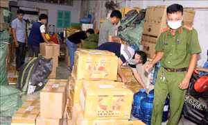 Phát hiện vụ pha chế, đóng gói thuốc nuôi trồng thủy sản giả số lượng lớn