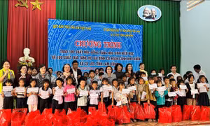 Trao học bổng cho học sinh nghèo và tặng quà gia đình khó khăn