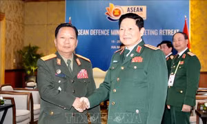 Bộ trưởng Ngô Xuân Lịch gặp song phương Bộ trưởng Quốc phòng Lào