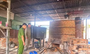Bình Thuận: Bắt quả tang cơ sở tái chế nhớt thải trái phép quy mô lớn