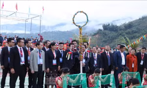 Sắc màu hữu nghị Lễ hội Ném còn ba nước Việt - Lào - Trung