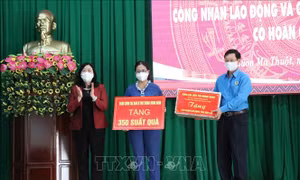 Đồng chí Bùi Thị Minh Hoài dự Chương trình 'Xuân Biên giới' tại Đắk Lắk