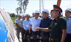Bộ trưởng Bộ Xây dựng kiểm tra cao tốc Cà Mau - Cái Nước