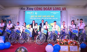 Tặng xe đạp cho trẻ em ở Long An có hoàn cảnh khó khăn
