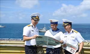 Ra nhà giàn mùa biển động - Bài 1: Người anh cả trên tàu Trường Sa 19
