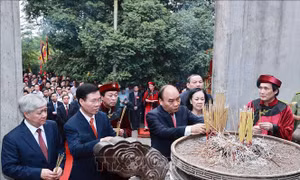 Chủ tịch nước Nguyễn Xuân Phúc dâng hương tưởng nhớ các vua Hùng 