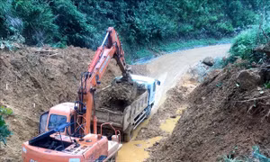 Quốc lộ 9C thông tuyến sau hơn một tuần ách tắc do mưa lũ