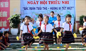'Sắc xuân tuổi thơ - Hương vị Tết Việt' đến với học sinh vùng khó khăn