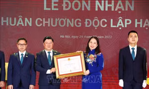 Phó Chủ tịch nước trao Huân chương Độc lập hạng Ba cho BIDV - Chi nhánh Sở giao dịch 1