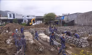 Những người thợ xây mặc áo lính biển