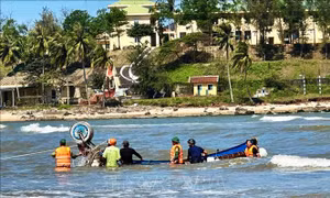 Hỗ trợ cứu kéo thuyền đánh cá bị chìm trên biển