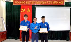 Trao huy hiệu 'Tuổi trẻ dũng cảm' tặng đoàn viên thanh niên cứu người đuối nước