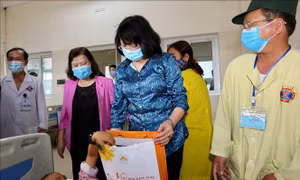 Phó Chủ tịch nước thăm và tặng quà bệnh nhi ung thư tại Bệnh viện K