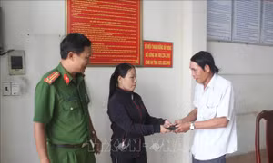 Khen thưởng người phụ nữ bán vé số trả lại ví tiền nhặt được
