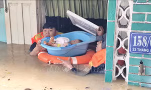 Mưa lũ gây ngập sâu nhiều khu vực ở Nha Trang