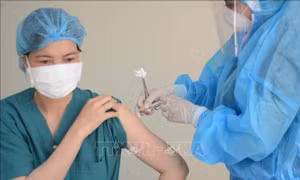 Đà Nẵng triển khai tiêm vaccine phòng COVID-19 cho nhân viên y tế