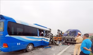 Tạm giữ lái xe khách trong vụ tai nạn khiến 2 người tử vong và 20 người bị thương