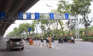 Hà Nội: Tuyên truyền, hướng dẫn phân làn giao thông trên đường Phạm Văn Đồng để đảm bảo an toàn