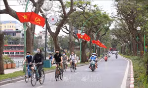 Hà Nội rực rỡ cờ hoa chào mừng 45 năm Ngày thống nhất đất nước 
