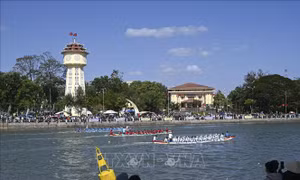 Tưng bừng Lễ hội đua thuyền truyền thống mừng Đảng mừng Xuân