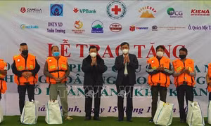 Trao tặng 15.000 bộ áo phao cứu sinh đa năng cho ngư dân nghèo