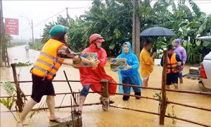 Khẩn trương chuyển quà hỗ trợ đến người dân miền Trung 