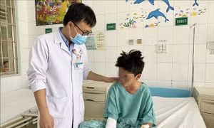Cảnh báo tình trạng trẻ nhỏ bị thương tích nặng do chơi, chế pháo nổ