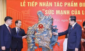 Chủ tịch Quốc hội dự Lễ tiếp nhận tác phẩm điêu khắc ánh sáng 'Sức mạnh của lòng dân'