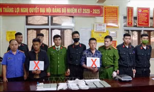 Bắt giữ hai đối tượng tàng trữ, vận chuyển 15 bánh heroin