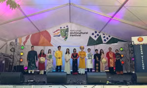 Áo dài Việt Nam khoe sắc tại Lễ hội đa văn hóa Canberra 