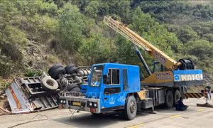 Liên tiếp xảy ra hai vụ lật xe tải tại Phú Yên
