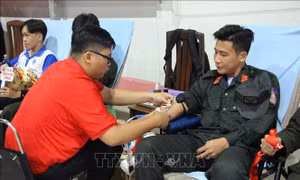 Chiến sĩ cảnh sát cơ động và sinh viên hưởng ứng Ngày Chủ nhật Đỏ